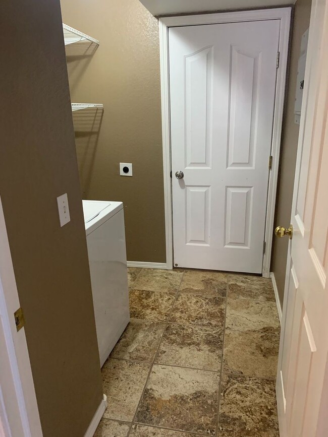 Building Photo - 4 Bedroom - 2 bath - Single Family Home in...