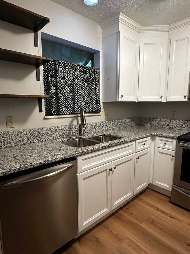 Building Photo - 2 Bedroom/2.5 Bath in Lyn Mar Downs