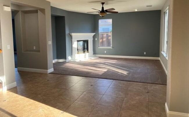 Building Photo - Large 4 bedroom, 3 full bathroom executive...