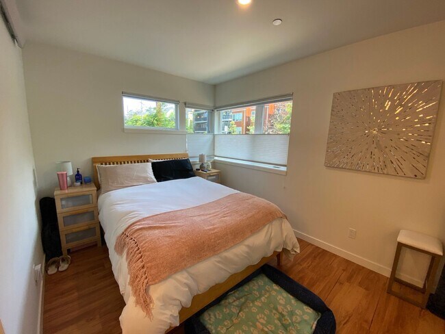 Building Photo - Sola 16