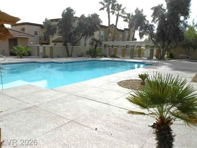 Building Photo - Fantastic NW second-floor unit with a welcoming layout and great natural flow!