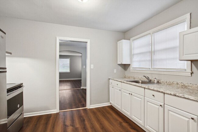 Building Photo - Large 3BR/2BA Near Downtown Savannah Home For Rent