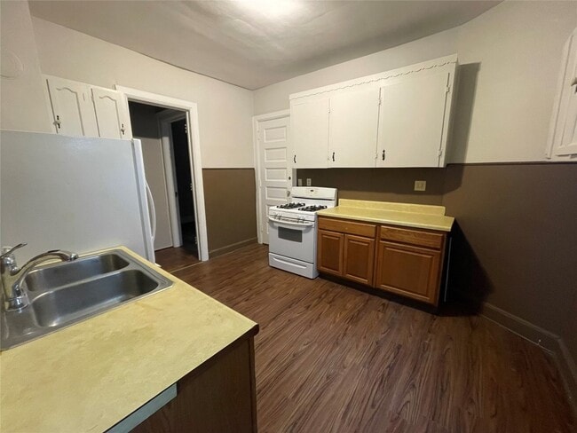 Building Photo - 833 German St