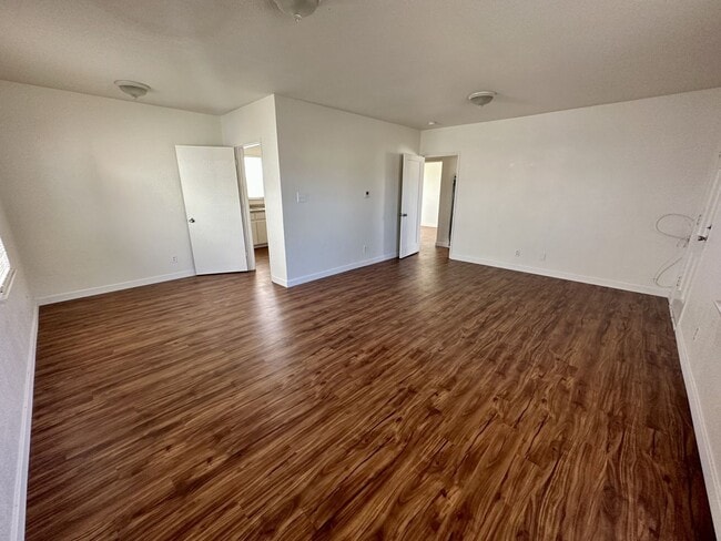 Building Photo - 2 Bed 1 Bath, Large Backyard!