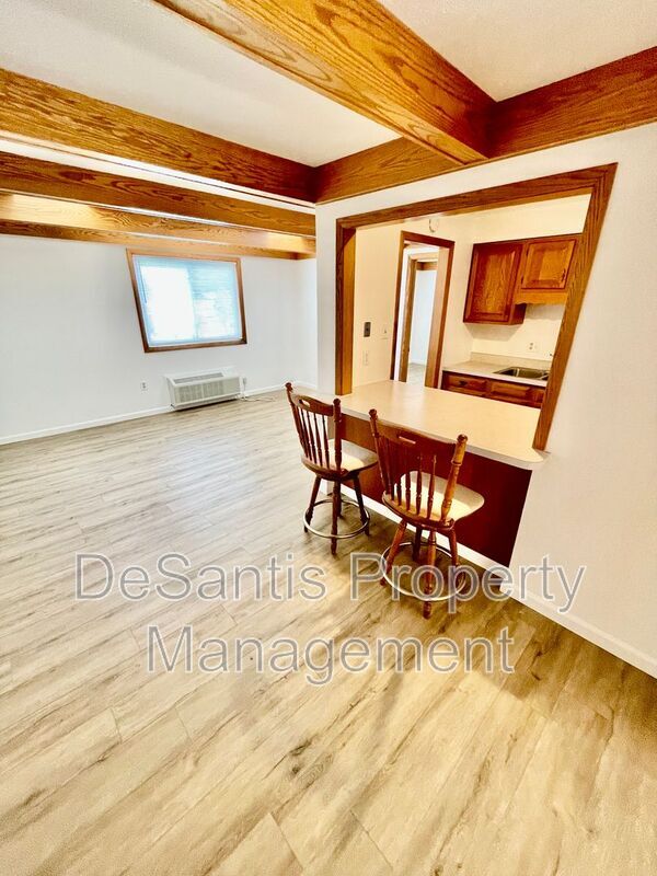Building Photo - 946 Carle St