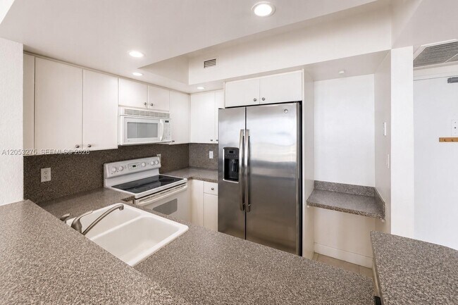 Building Photo - 5600 Collins Ave