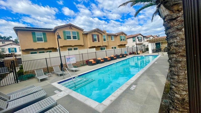 Building Photo - 3 Bdrm, 2.5 Ba Townhouse w/2 Car Attached Garage Available For Rent