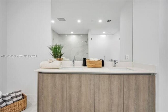 Building Photo - 17550 Collins Ave