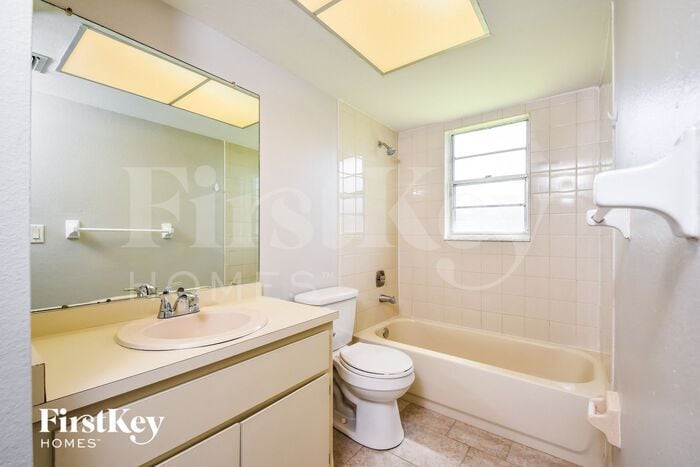 Building Photo - 656 Canal Dr