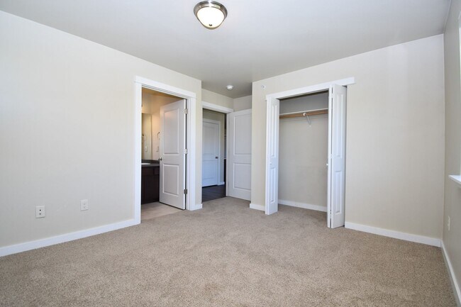 Building Photo - Beautiful Baxter Springs Condo with detach...