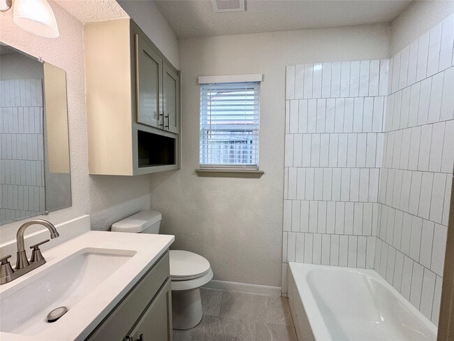 Building Photo - 2301 N Thompson St