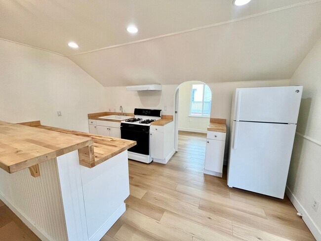 Building Photo - Upstairs 2 Bedroom Apartment with Arched D...