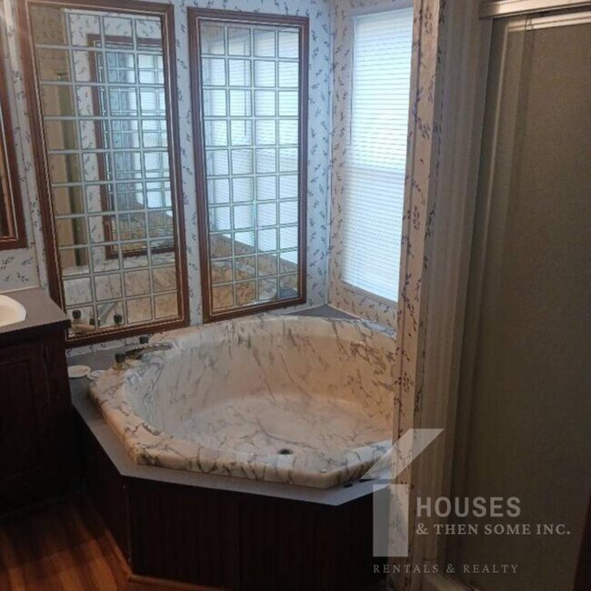 Building Photo - 108 Smiley Dr