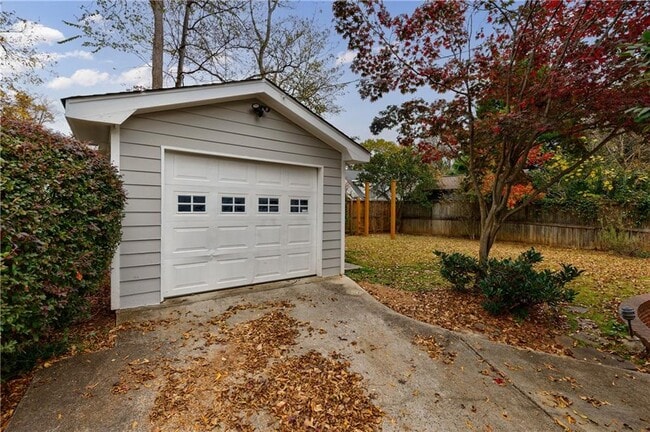 Building Photo - 654 Cresthill Ave NE