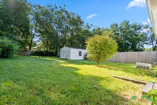 Building Photo - 1324 N Forest Ave
