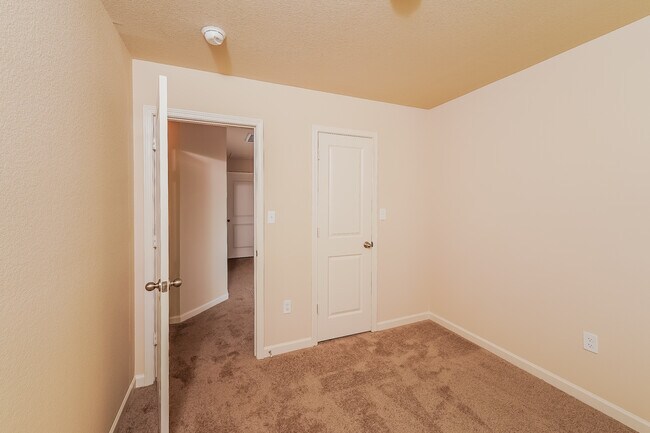 Building Photo - 6048 Rainbow Row