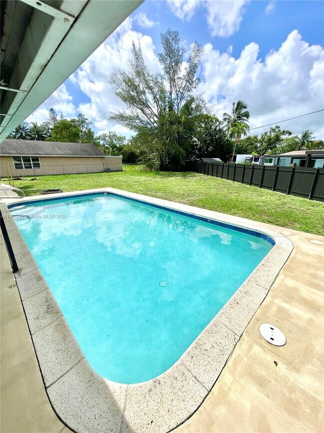 Building Photo - 4430 W Broward Blvd