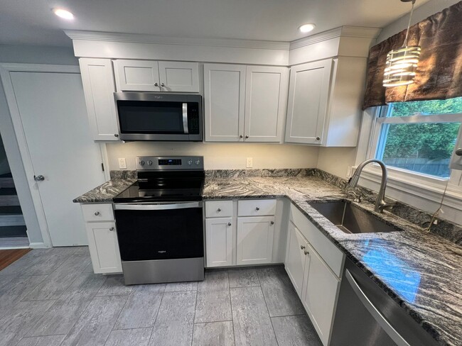 Building Photo - Single Family, Raised Ranch With Many Upda...