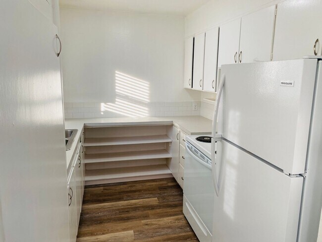 Building Photo - Super Cute Single Level Duplex Unit