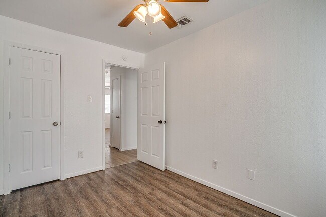 Building Photo - Charming 2 bedroom, 1 bath Fairmount Duplex