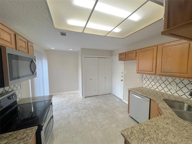 Building Photo - 3147 Royal Gable Dr