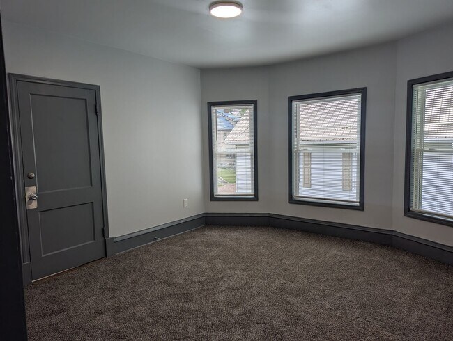 Building Photo - Newly Remodeled 2nd floor Apartment with v...