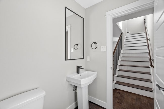 Building Photo - 904 Martin St