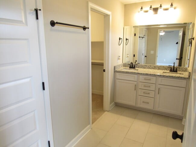 Building Photo - Old Hickory townhome, like new!