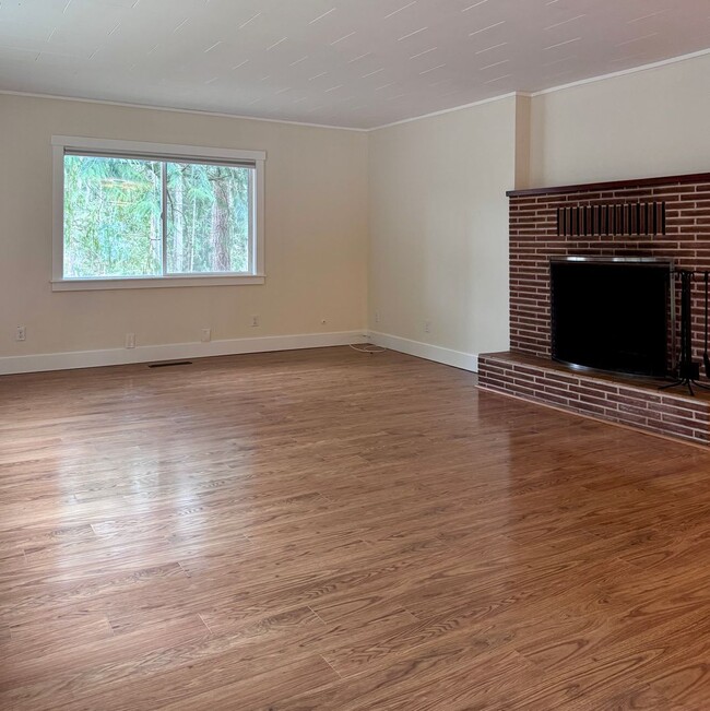 Building Photo - Location Location Location....plus a darling one story cottage