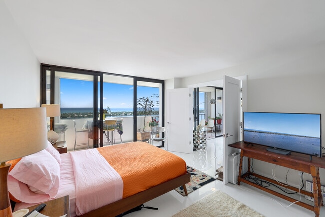 Building Photo - 5600 N Flagler Dr