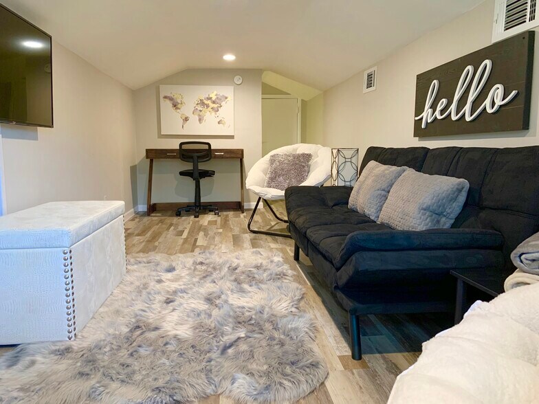 Loft - 6502 Cedarhill