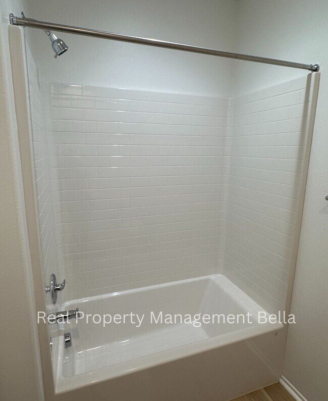 Building Photo - Modern Luxury Awaits: Discover Your Dream Home!