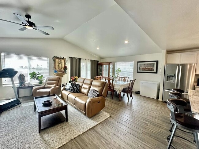 Building Photo - Beautiful 4 Bedroom/3 Bathroom Home