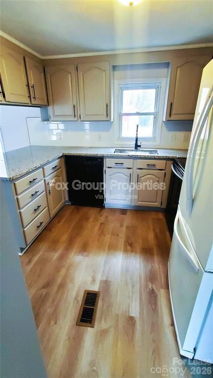 Building Photo - 132 Mt Mourne Loop