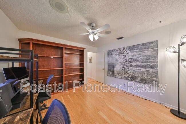 Building Photo - 817 Bannockburn Ave