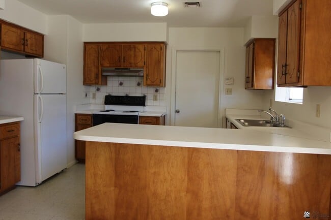 Building Photo - 1600 S 46th Dr