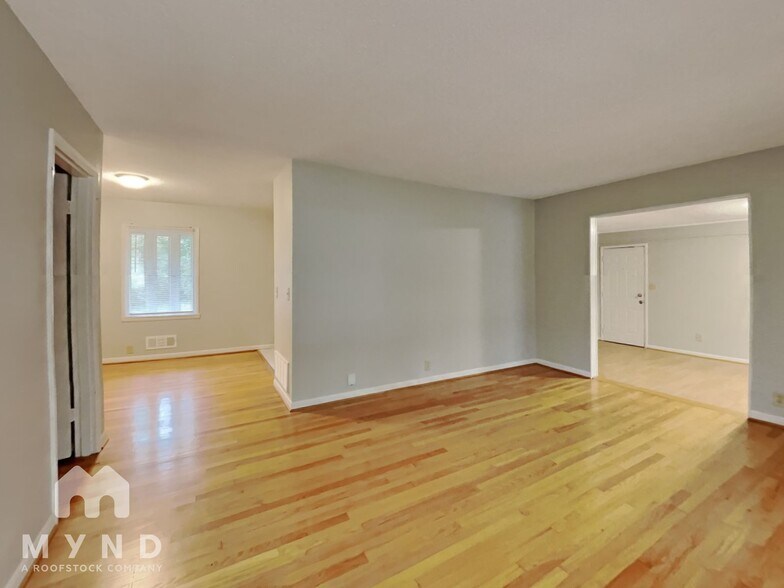 Building Photo - 4361 Silver Lake Rd