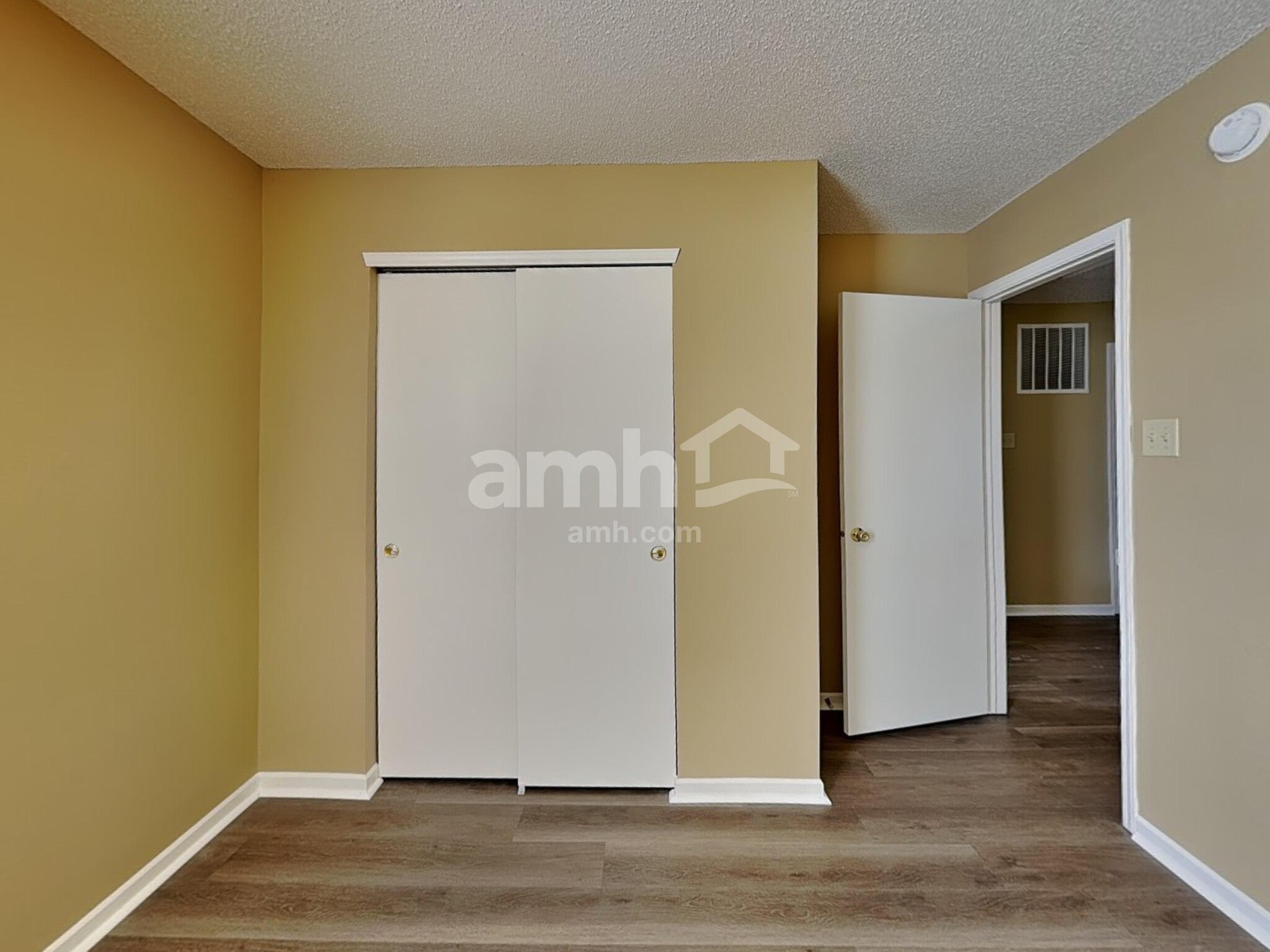 Building Photo - 990 Brookhaven Dr