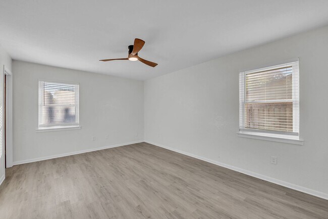 Building Photo - AVAILABLE NOW! (SECTION 8 ACCEPTED)