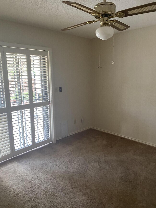 Building Photo - 320 Thunderbird Dr