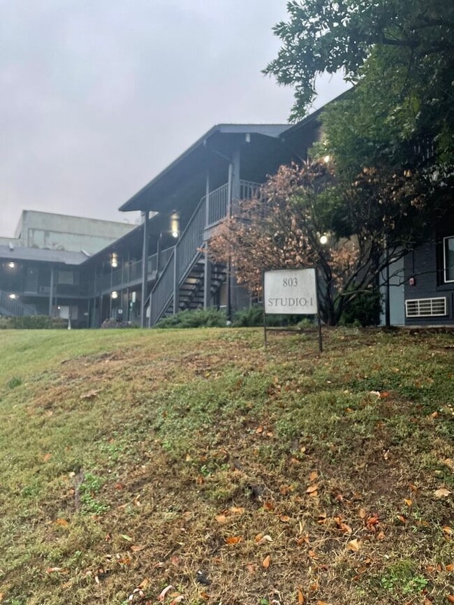 Building Photo - Furnished Studio Apartment