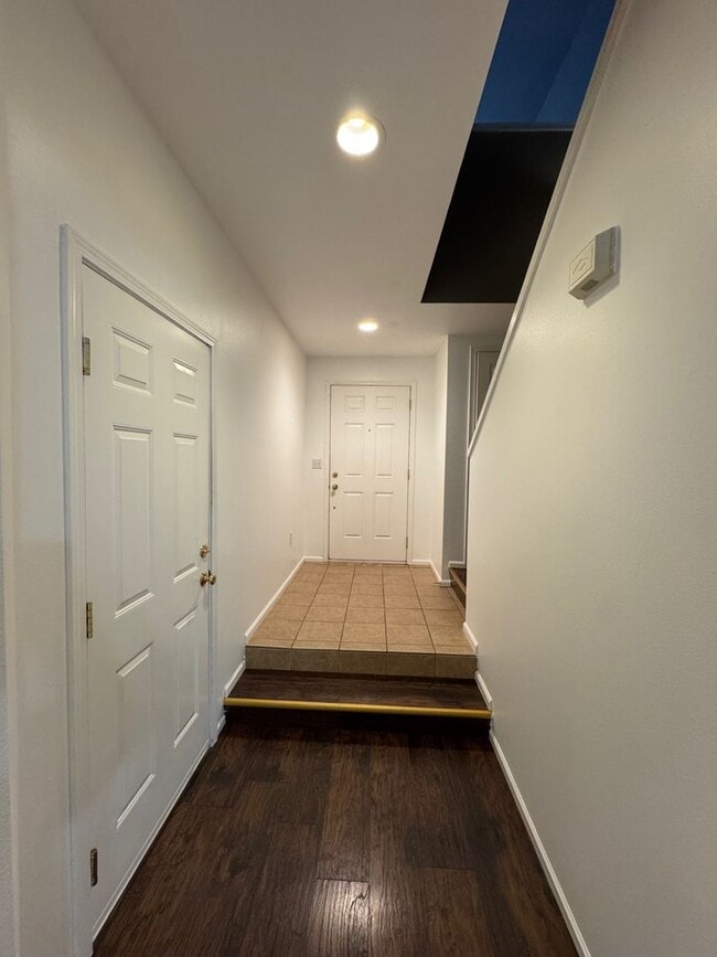 Building Photo - Gated 2 beds 2.5 baths townhome in Ashburn...