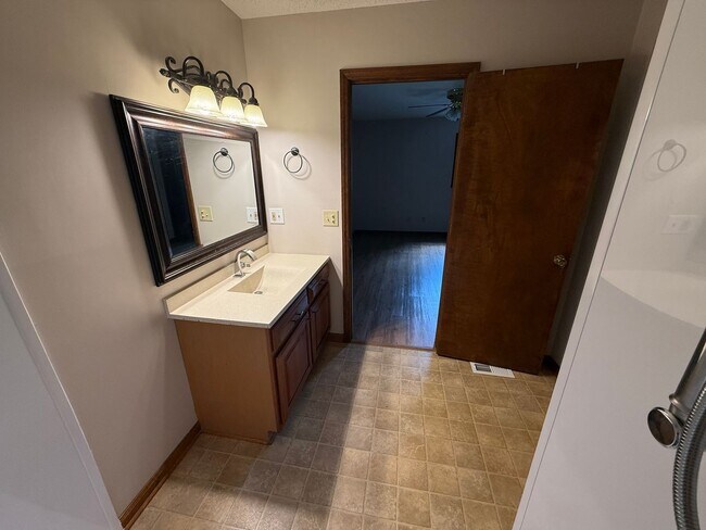 Building Photo - Big on Space. Big on Convenience. Big on Comfort.