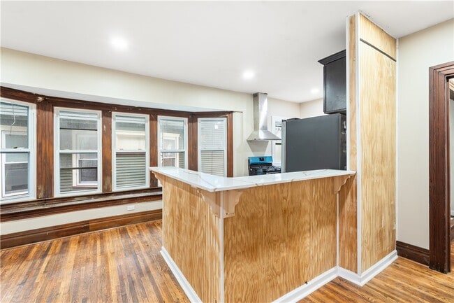 Building Photo - 483 Alexander St