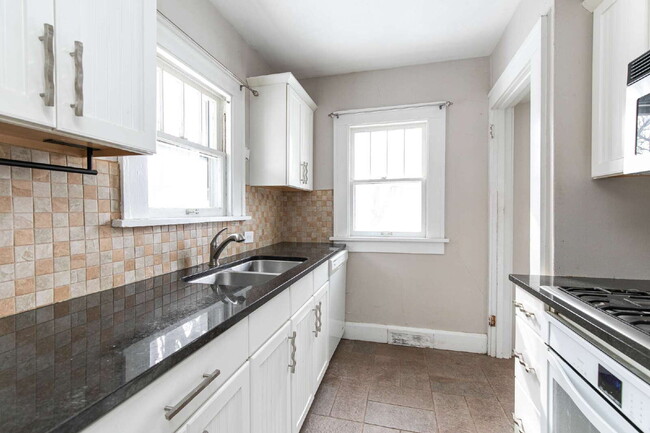 Building Photo - Charming 2-Bedroom Home minutes from everything!