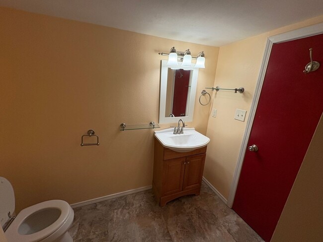Building Photo - 631 W Crestline Dr