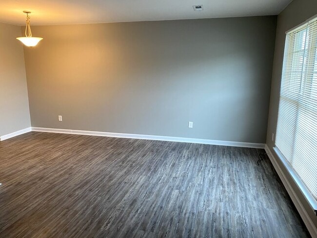 Building Photo - 2018 Hobbs Rd SE