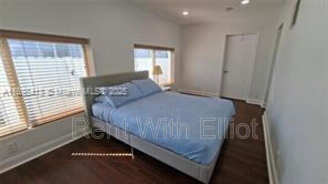 Building Photo - 2407 Scott St