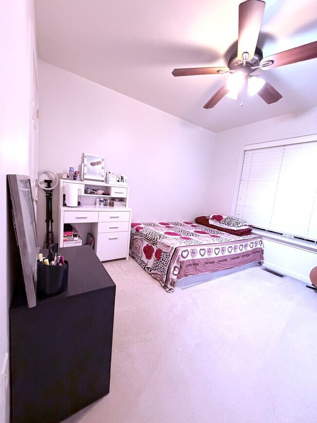 Building Photo - 3 Bedroom Townhome in Mechanicsburg