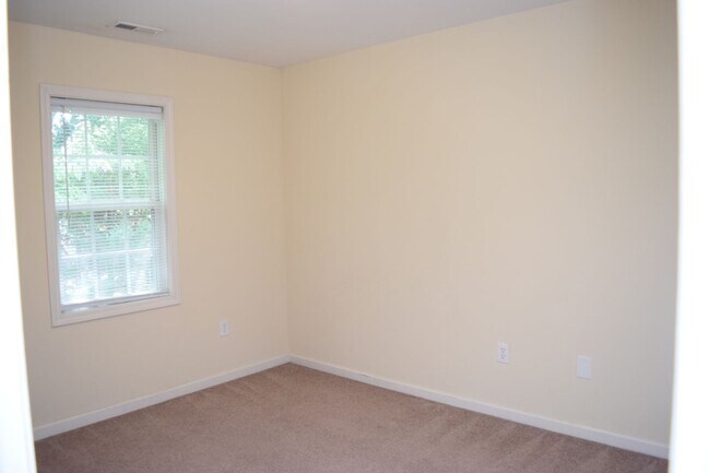 Building Photo - $1,150 | 2BR/1.5BA End Unit Townhouse – Sp...
